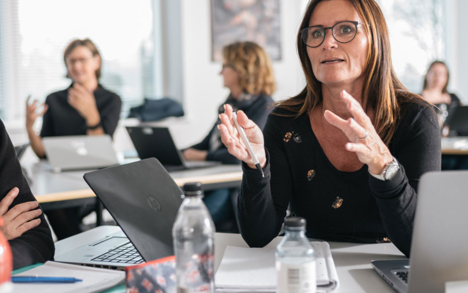 Digitale-forandringsprocesser-DP-SAM-EVU-Undervisning-vejledning-kvindelig-studerende-fortaeller.jpg